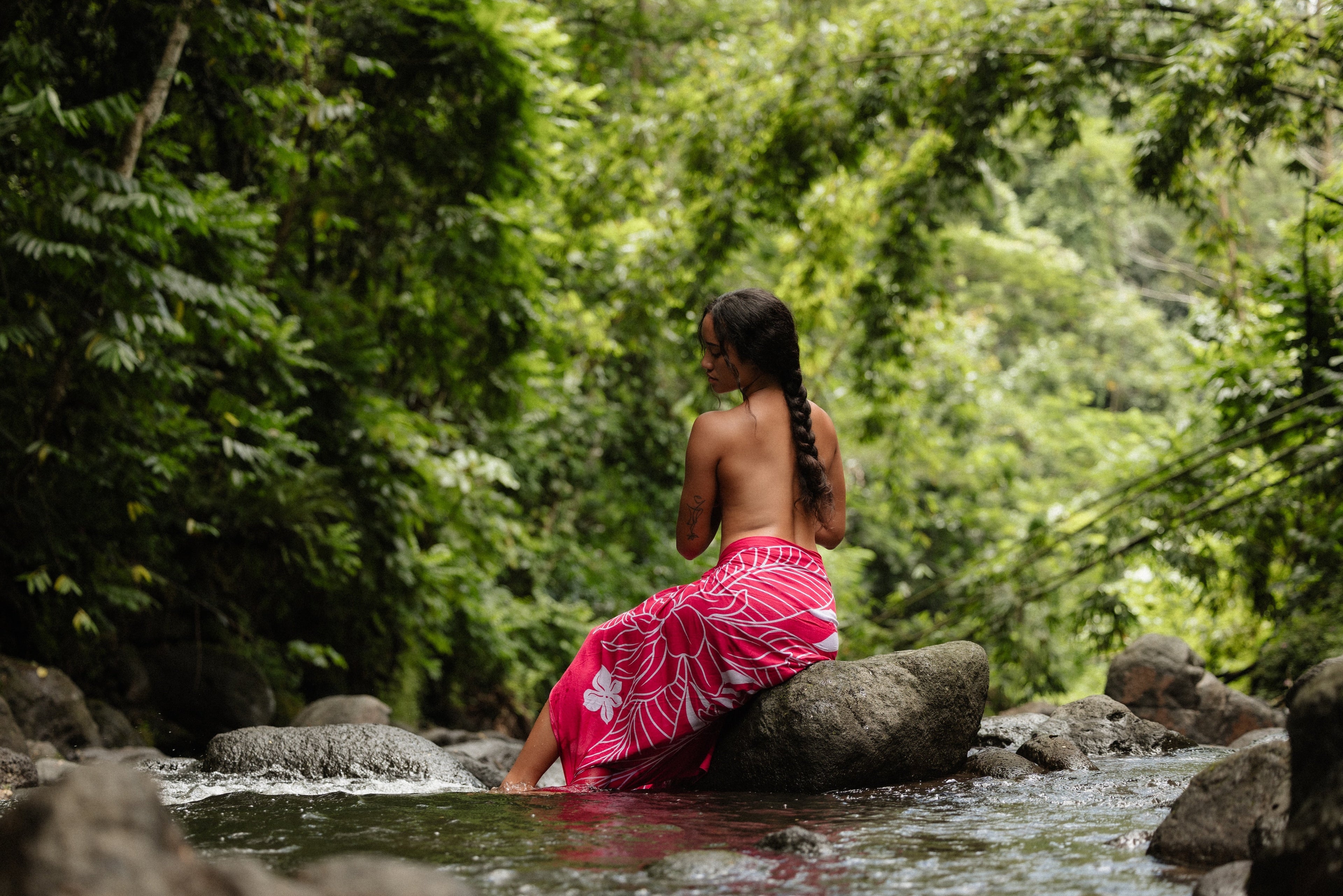 The Pāreu : An Everyday Uniform of Modern Polynesia